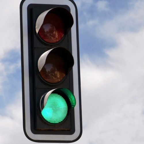 Grüne Ampel zeigt an, dass weitergefahren werden darf. 