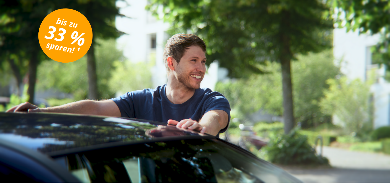 Ein glücklicher Mann stützt die Hände auf sein Auto und straht zufrieden. Bei AdmiralDirekt kann er bis zu 33 Prozent sparen.