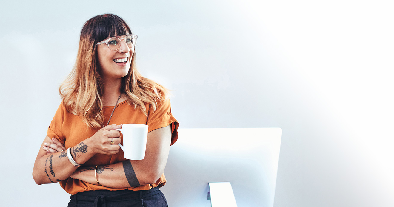 Lächelnde Frau mit Tasse in der Hand. Lächelnde Frau mit Tasse in der Hand.