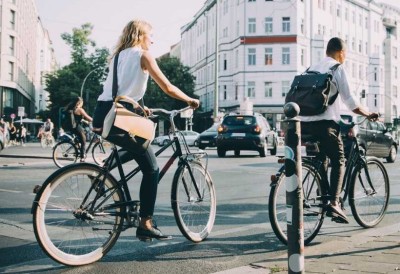 Mann auf Fahrrad im Straßenverkehr.
