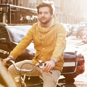 Mann auf Fahrrad im Straßenverkehr. 
