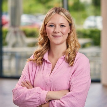 Laura ist Teamleiterin im Kundenservice.