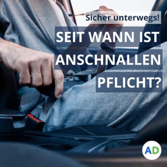 Ein Mann im Auto schnallt sich gerade an.