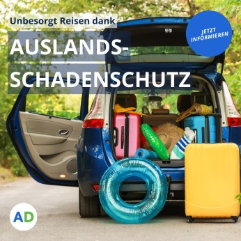 Auto-Kofferraum mit Schwimmreifen, Sonnenhut und Koffern.