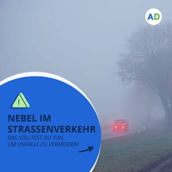 Auto fährt im Nebel auf einer Landstraße. Tipps, um Unfälle zu vermeiden. 