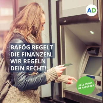 Eine Studentin hebt Geld am Cash-Automaten ab.