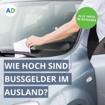 Mann nimmt einen Strafzettel von seiner Windschutzscheibe. 