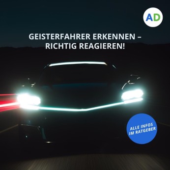 ein Geisterfaher mirt grellem Licht auf einer dunklen Autobahn.