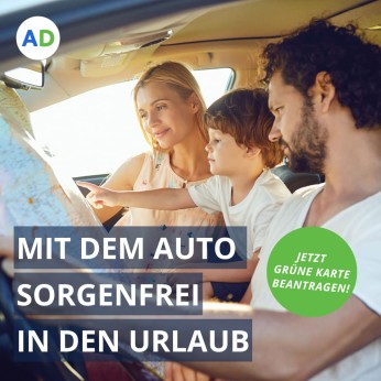 Familie betrachtet eine Landkarte im Auto. 
