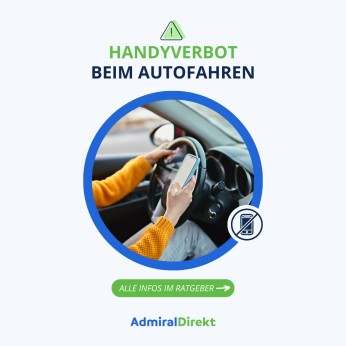 Person bedient während der Autofahrt ein Handy. Handyverbot am Steuer. 