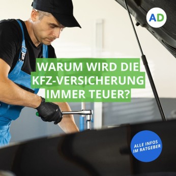 Ein Mechaniker repariert ein Auto.