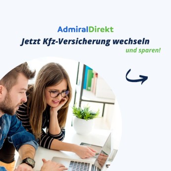 Junges Paar beim Kfz-Versicherungswechsel.