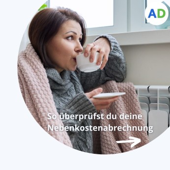 Frau trinkt Tee vor der Heizung. 