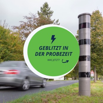 Ein Auto fährt an einer Blitzer-Säule vorbei. Geblitzt in der Probezeit. 
