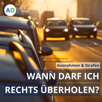 Zwei Autos fahren nebeneinander auf einer zweispurigen Straße in der Stadt.