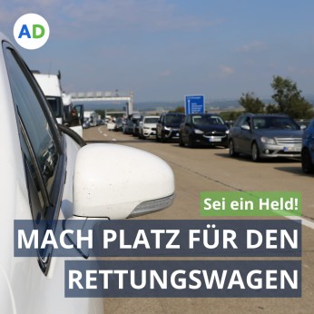 Fahrzeuge bilden eine Rettungsgasse auf einer Autobahn. 