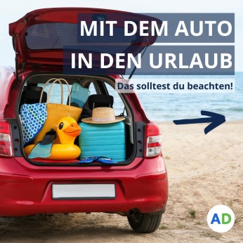 Auto am Strand mit offenem Kofferraum und Reisegepäck. 