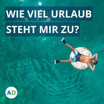 Ein Mann mit Schwimmflossen und Taucherbrille treibt auf einem Schwimmreifen im Meer. Wie viel Urlaub steht mir zu?