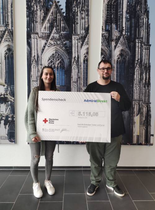 Hilal Kaya und Marcel Belfiore vom Betriebsrat der AdmiralDirekt.de GmbH spenden 5.115,05€ an das Deutsche Rote Kreuz.