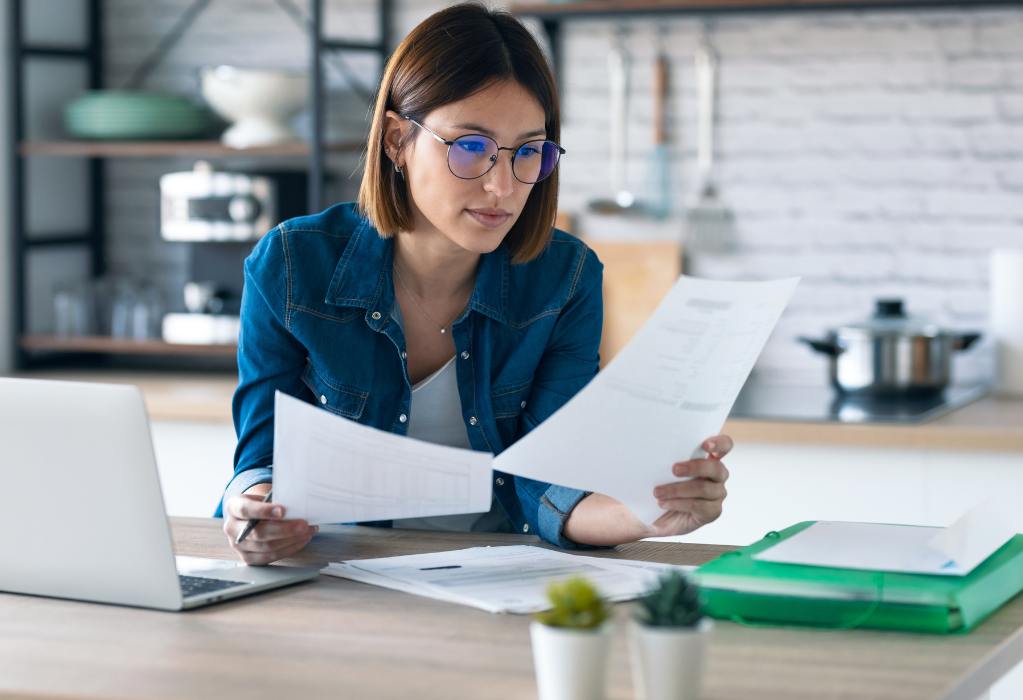 Eine Frau macht Ihre Steuererklärung.