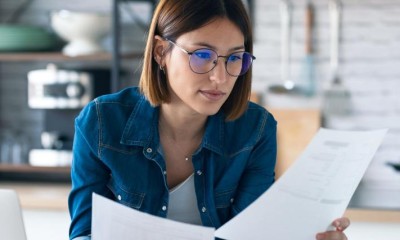 Eine Frau macht Ihre Steuererklärung.