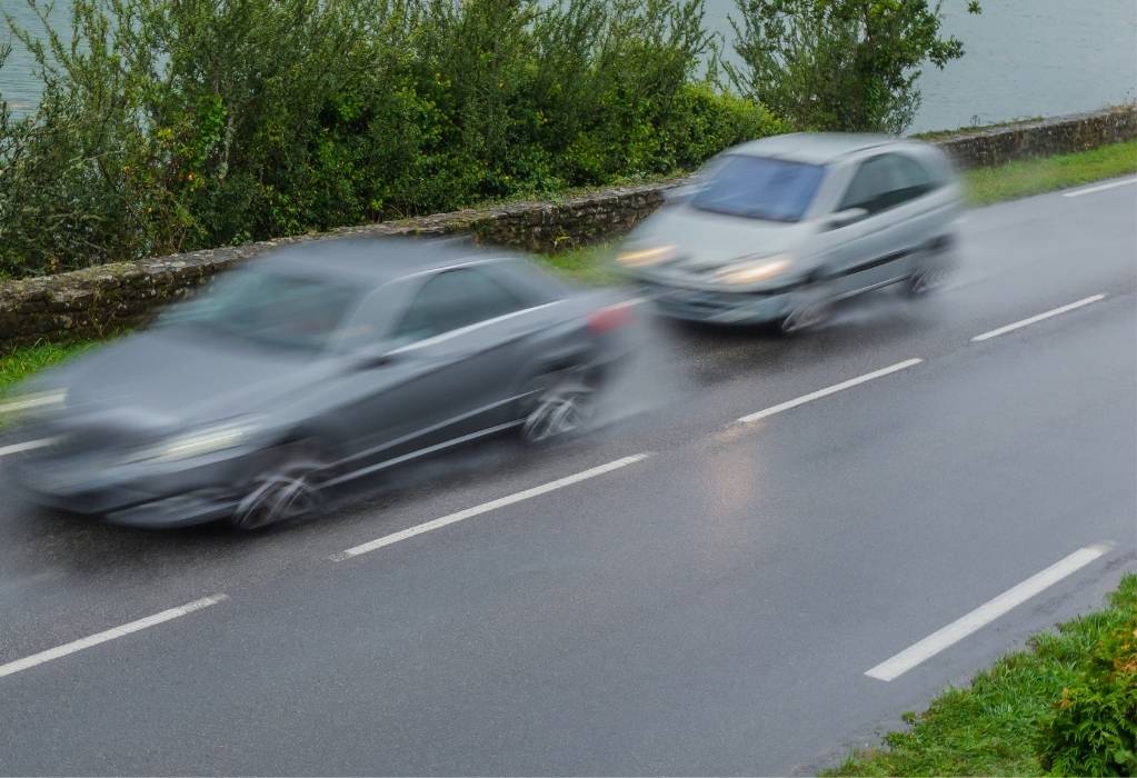 Ein Auto fährt sehr nah auf und gefährdet damit den Vordermann.