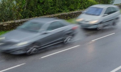 Ein Auto fährt sehr nah auf und gefährdet damit den Vordermann.