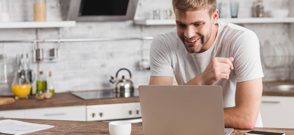 Wenn Sie zu festen Zeiten im Homeoffice arbeiten, muss der Arbeitgeber in der Regel die Kosten für die Büroausstattung übernehmen.