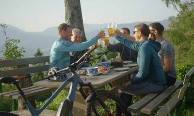 Freunde machen Pause von ihrer Radtour und trinken ein Bier. 