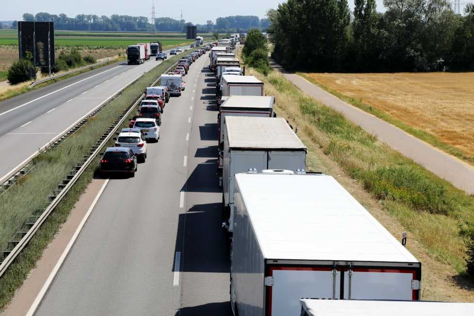 Im Stau stehende Fahrzeuge bilden Rettungsgasse. 