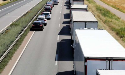 Im Stau stehende Fahrzeuge bilden Rettungsgasse. 