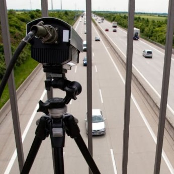 Zwei Videokameras zur Abstandsmessung auf einer Autobahnbrücke.