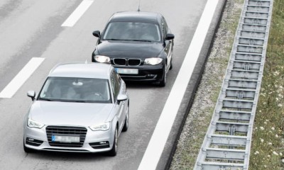 Auto fährt dem Vordermann auf der Autobahn zu dicht auf.