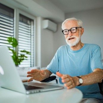Ein älterer Mann sitzt vor dem Notebook und erstellt seinen digitalen Nachweis.