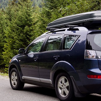 Auto mit Transportbox auf dem Weg in den Urlaub.