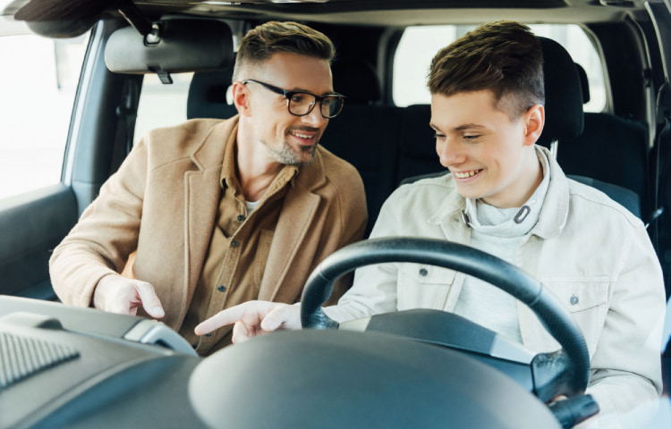 Vater und Sohn sitzen zusammen in einem Auto.
