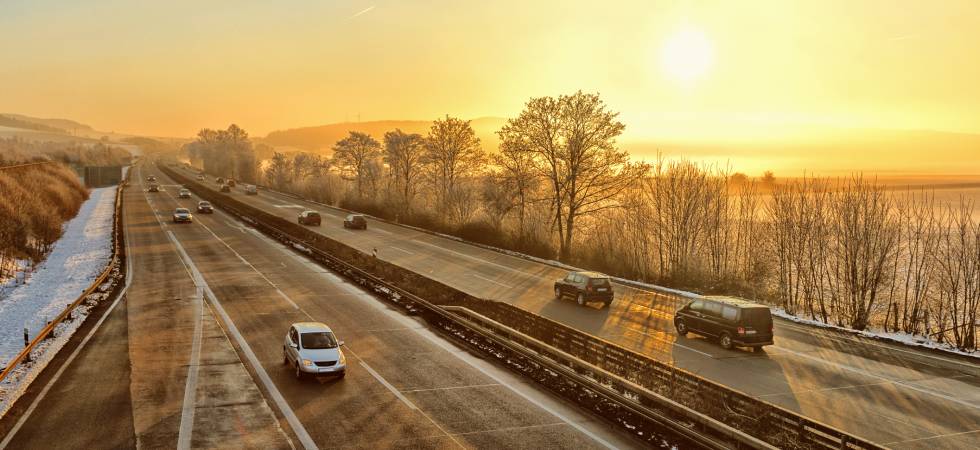 Autos fahren auf Blitzeis und glatter Straße.