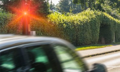 Ein Auto wird auf einer Straße geblitzt 