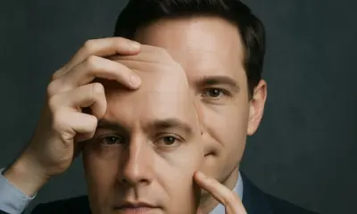 Ein Mann setzt sich eine realistisch wirkende Maske seines eigenen Gesichtes mit anderer Mimik auf. 