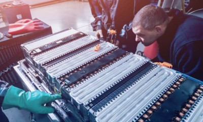 Ein Mann untersucht die Zellen eines Akkumulators.