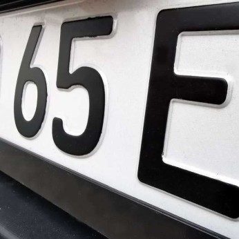 Kennzeichen für Elektroautos.