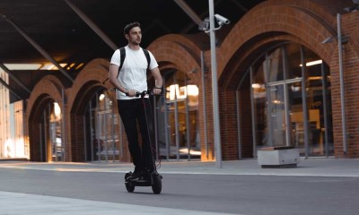 Mann auf E-Scooter in der Stadt.