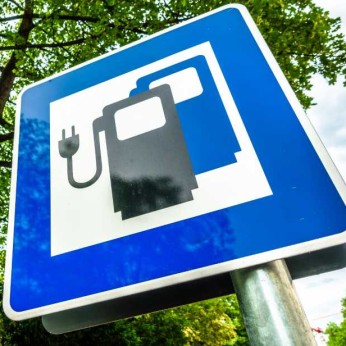 Straßenschild: E-Auto laden