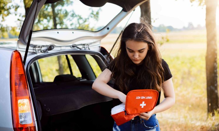 Der Erste-Hilfe-Kasten gehört unbedingt ins Auto. 
