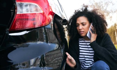 Frau sieht Schramme an ihrem Auto und telefoniert mit der Versicherung nach Fahrerflucht. 
