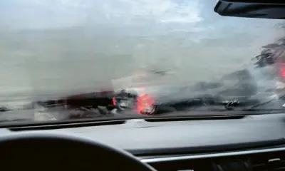 Eine beschlagene Autoscheibe mit eingeschränkter Sicht von innen.