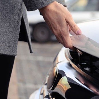 Der Blick in den Motorraum gehört vor dem Kauf eines Gebrauchtwagens dazu!