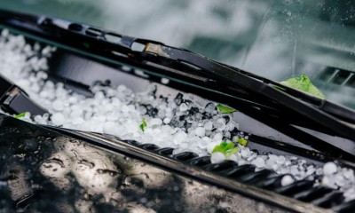 Hagelkörner auf der Motorhaube eines Autos.