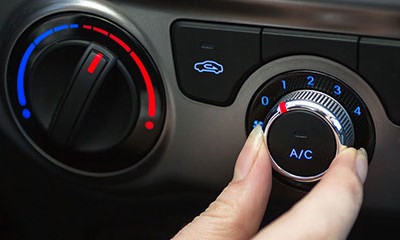 Bei Hitzte im Auto hilft die Klimaanlage. Wichitg ist, erst durchzulüften.
