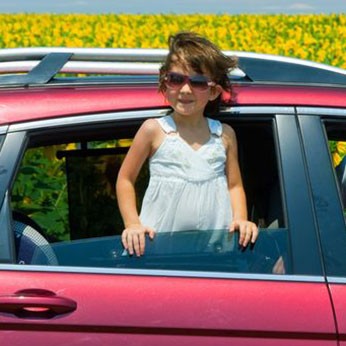 Lassen Sie Ihre Kinder niemals alleine im Auto. Bei Hitze ist das lebensgefährlich. Besonders für Babys.